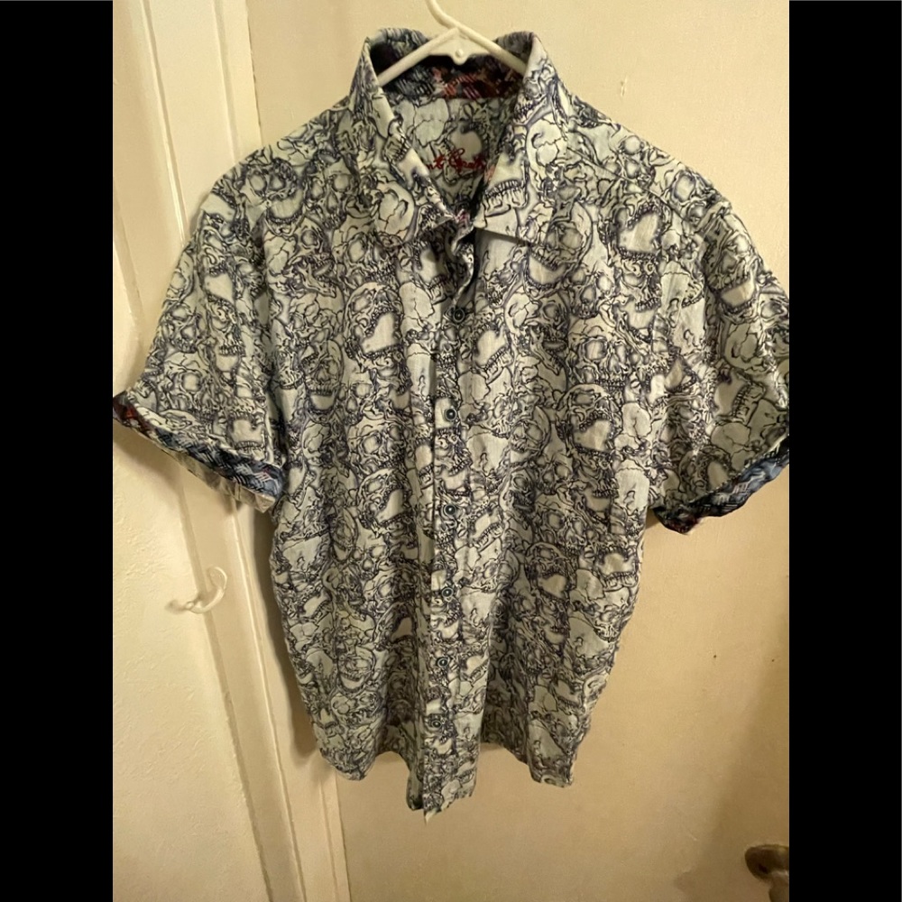 “Wearable art” Robert Graham casual button down short sleeve skull design mens L